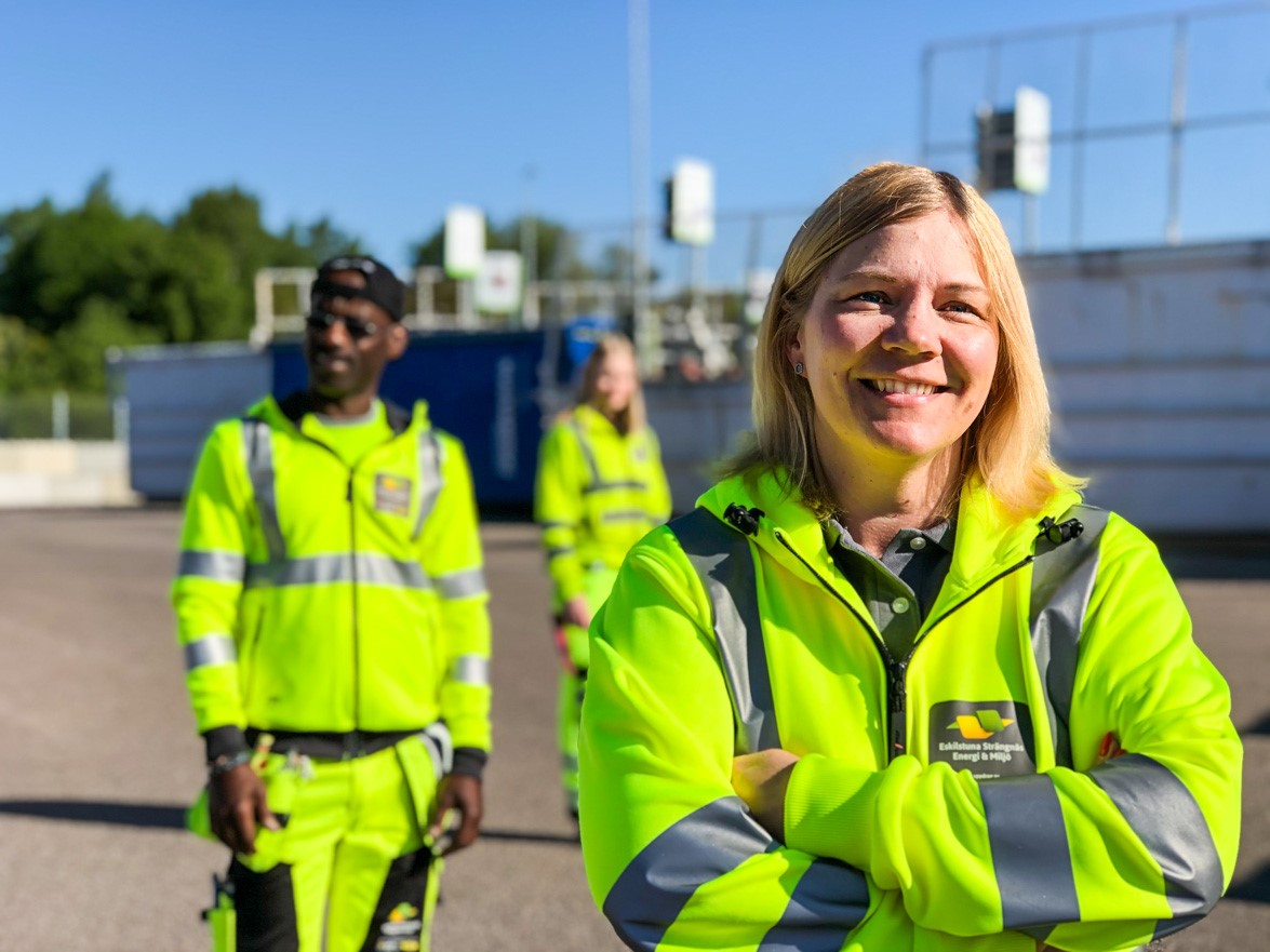 Anne Sarsten med medarbetare i bakgrunden.