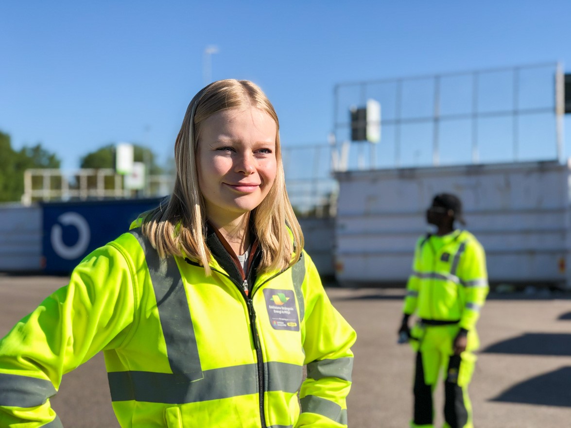 Maria Styrlander med en medarbetare i bakgrunden på en återvinningscentral.