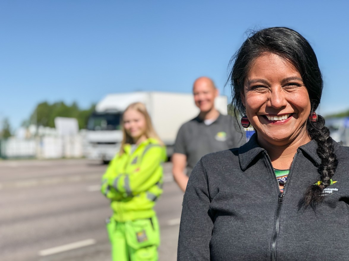 Anna Calo med Maria Styrlander och Jan Laidla i bakgrunden.